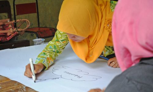 a women drawing something